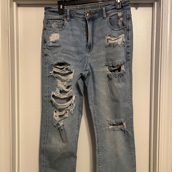 Women’s American Eagle Distressed Mom Jean - Picture 1 of 4